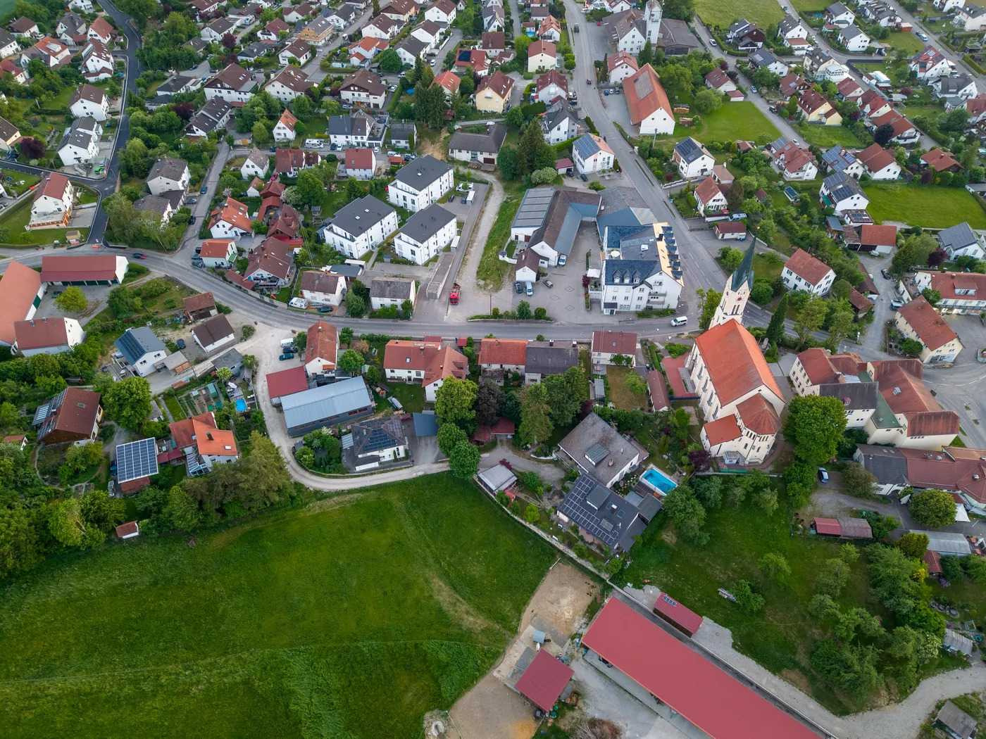 Luftaufnahme von Ried mit Einfamilienhäusern auf großzügigen Gartengrundstücken, typische Ausgangslage für eine Grundstücksteilung