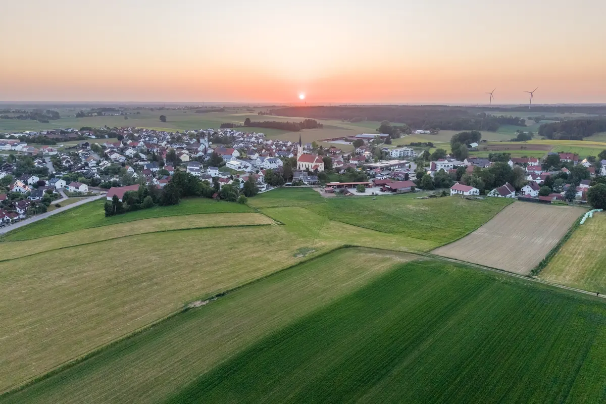 Große unbebaute Freifläche am Ortsrand von Ried aus der Luft