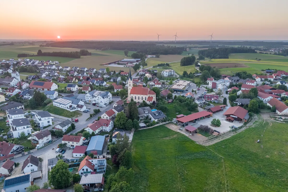 Wohngebiet in Ried mit Gärten und angrenzenden Nachbargrundstücken aus der Luft