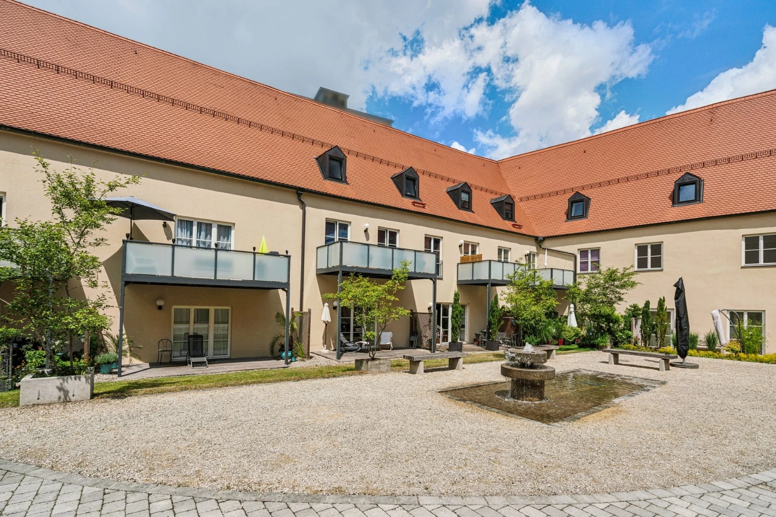 Innenhof einer Wohnanlage aus einer Vermarktung von Alexander Köhler Immobilien